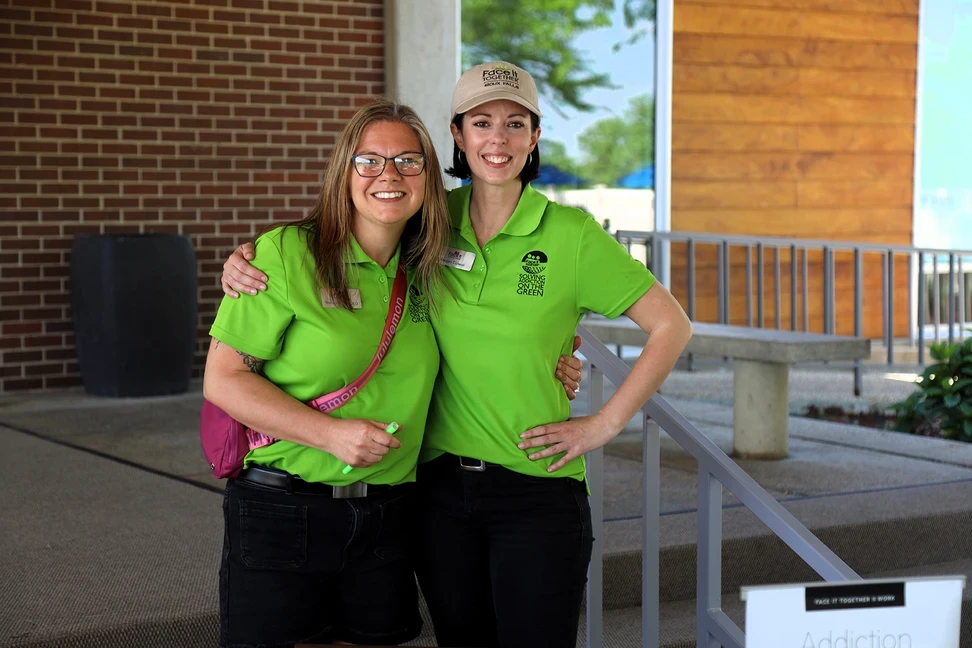 Foto de Megan Colwell y Wendy White en un torneo de golf.