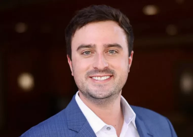 Photo of brunette man wearing blue suit