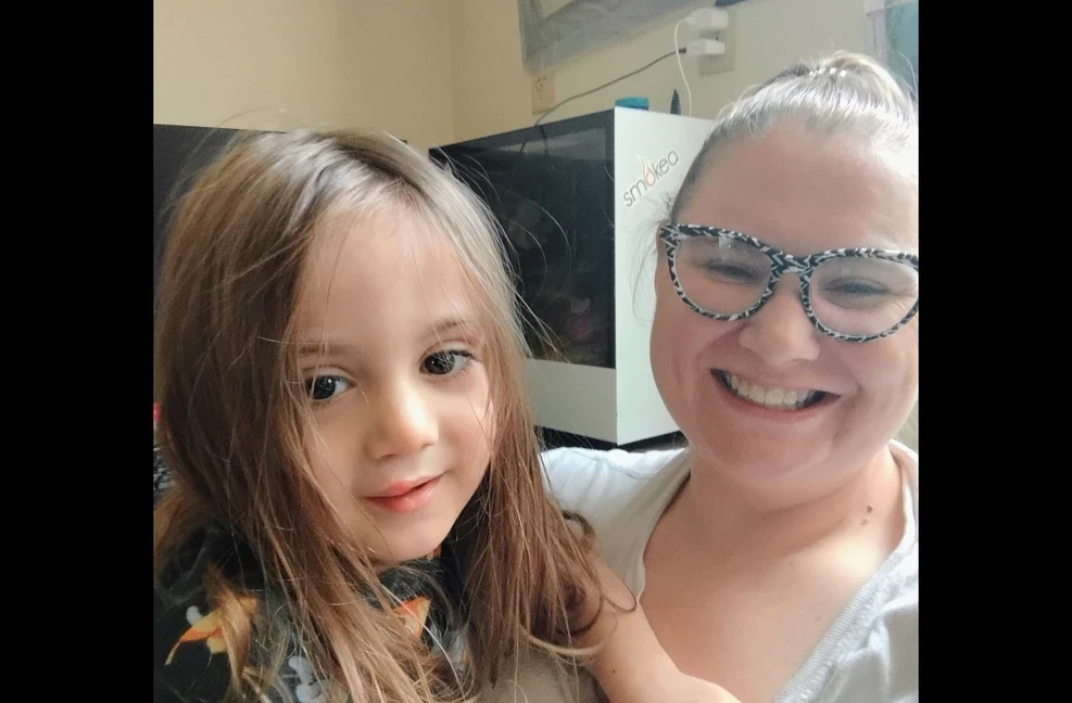 Foto de una mujer con su hijo pequeño