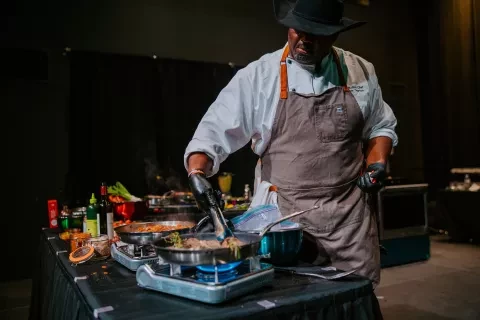 Fotografía del chef Omar preparando comida durante una batalla de chefs en vivo