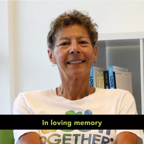 Fotografía de una mujer con cabello corto y rizado y el texto "en memoria amorosa" en la parte inferior