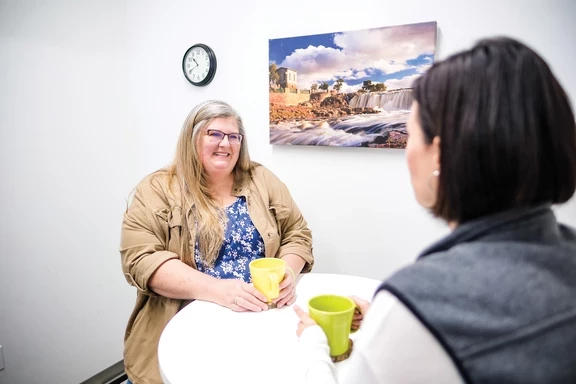 Foto de entrenamiento de pares en persona para seres queridos